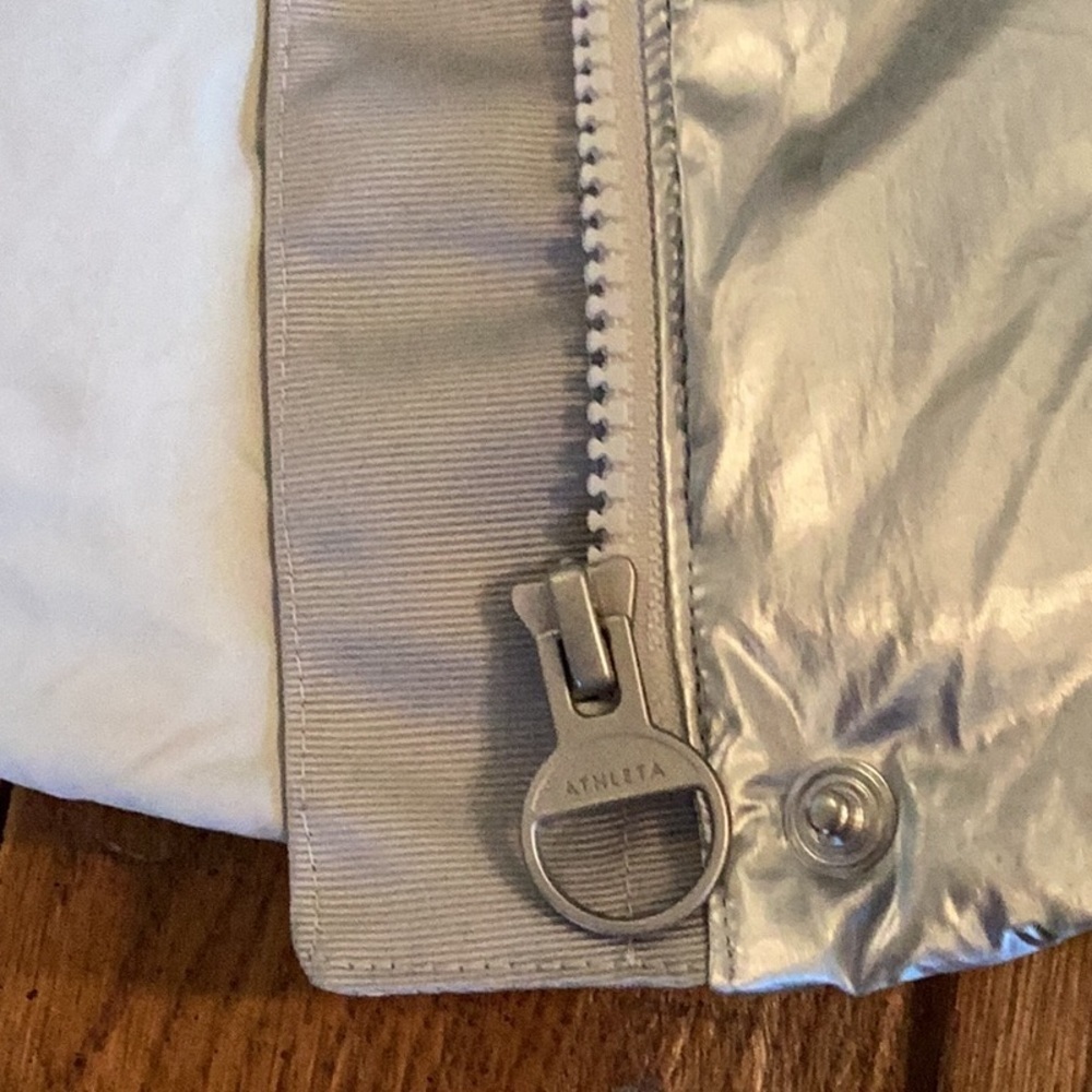 Athleta Metallic Silver Downtown Puffer Vest Size Large NWOT - Picture 11 of 13